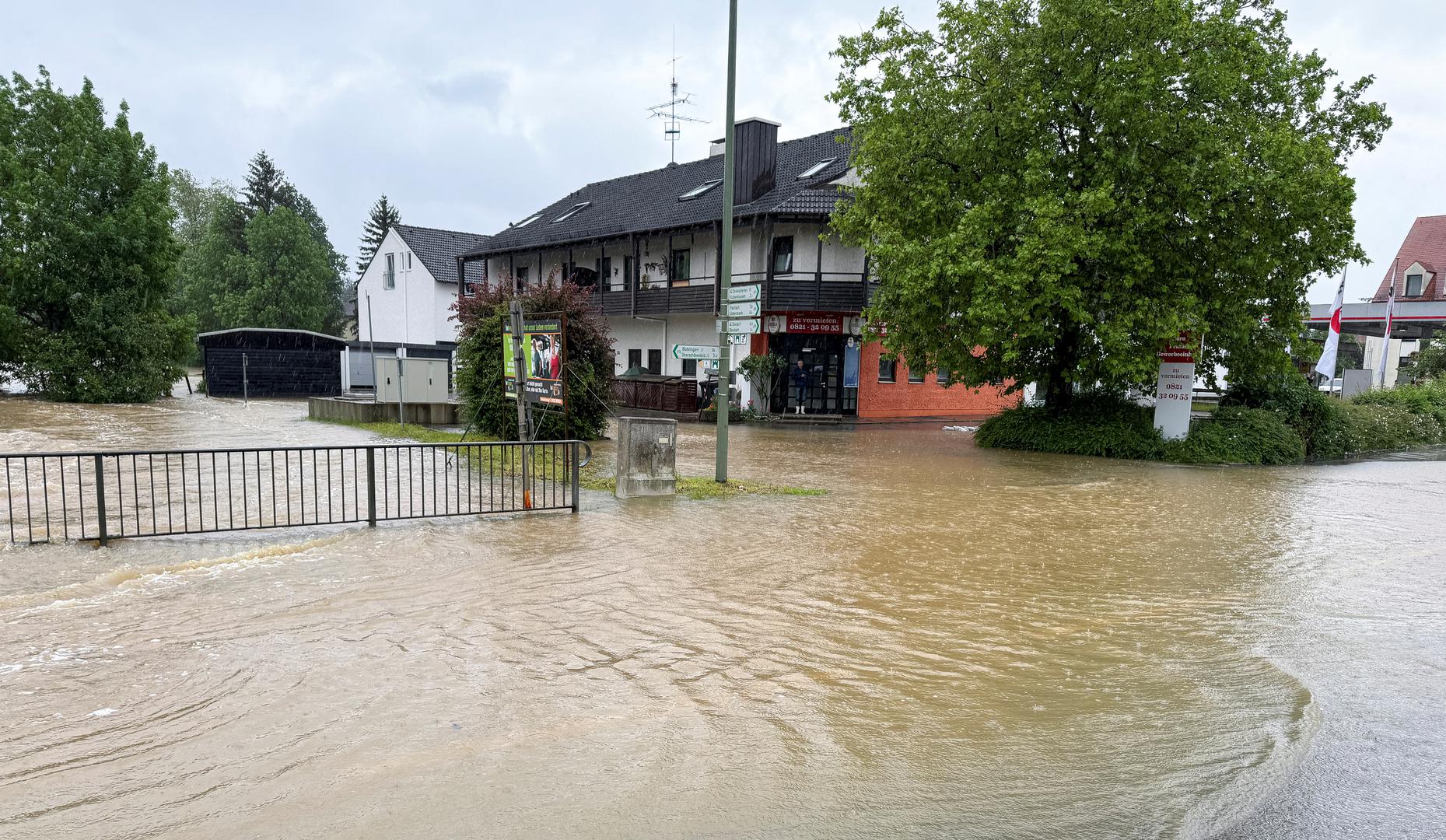 Neprekidne padavine su u dijelovima njemačkih saveznih pokrajina Bayern i Baden-Württenberg dovele do rasta nivoa voda koji se statistički javljaju samo jednom u više od sto godina.