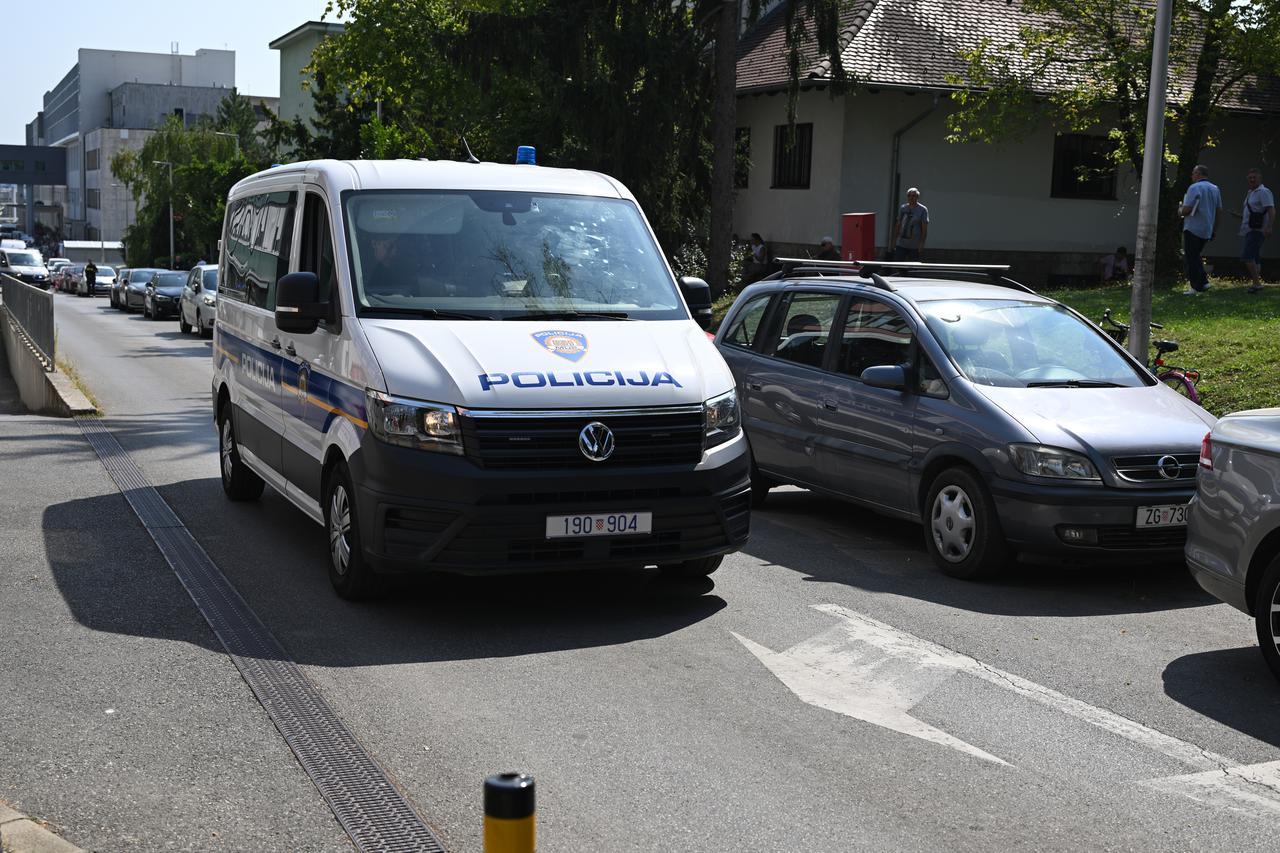 Zagreb: Priveden muškarac koji je naoružan ušao na Rebro 