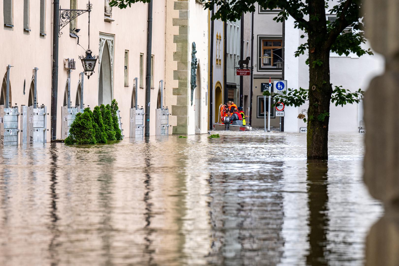 Njemačka meteorološka služba prognozirala je da više neće padati obilnije padaline. Središte zbivanja spasilačkih napora je rijeka Dunav, koja je jučer ujutro u gradu Passauu dosegla 9.6 metara, što je gotovo dvostruko više od normalne razine za ovo doba godine.