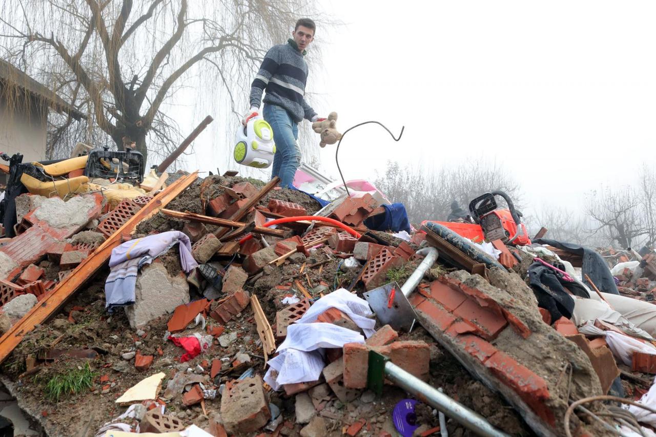 Posljedice potresa u selu Majska Poljana