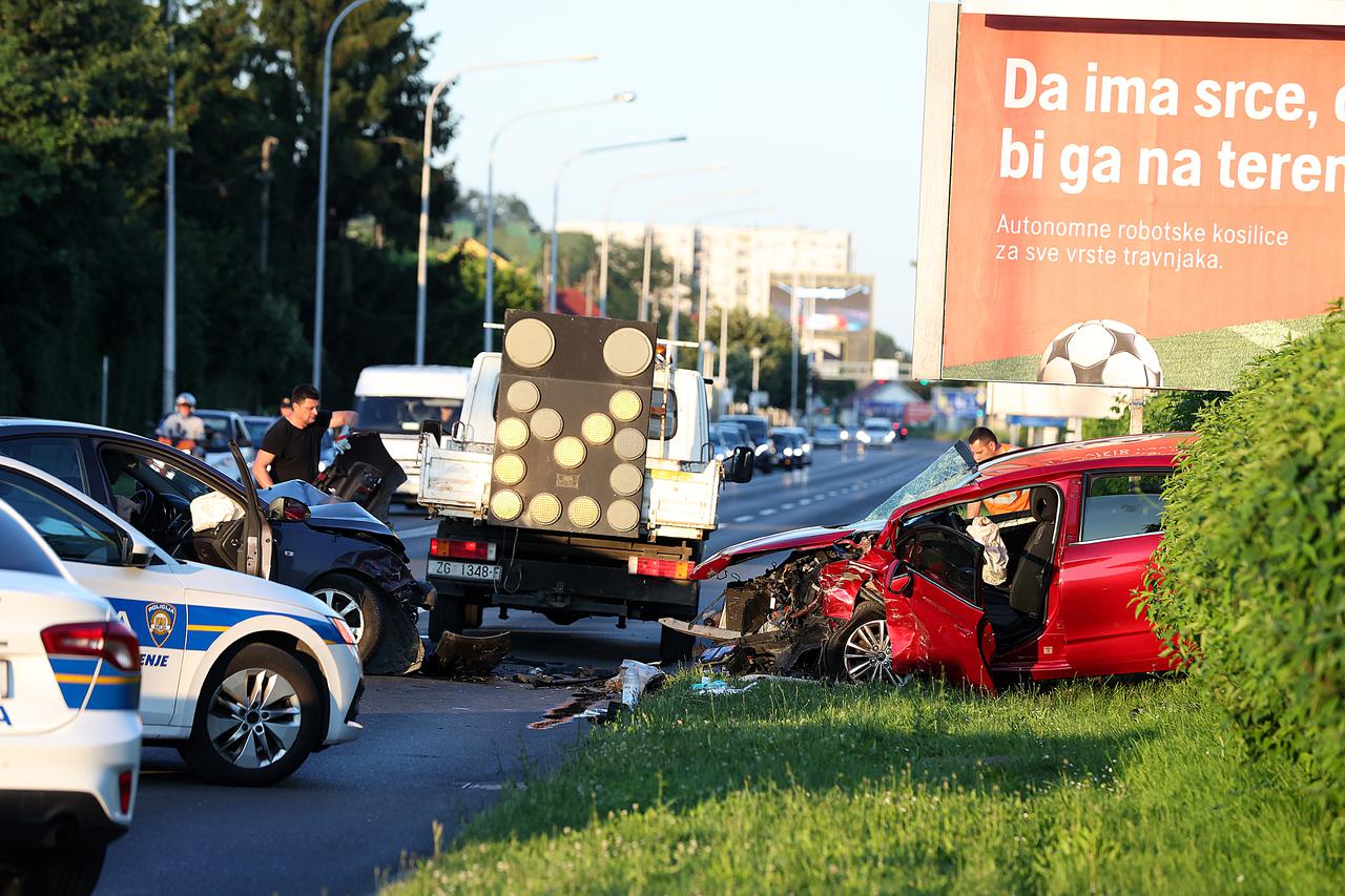 Pet ozlijeđenih u teškom sudaru u Zagrebu