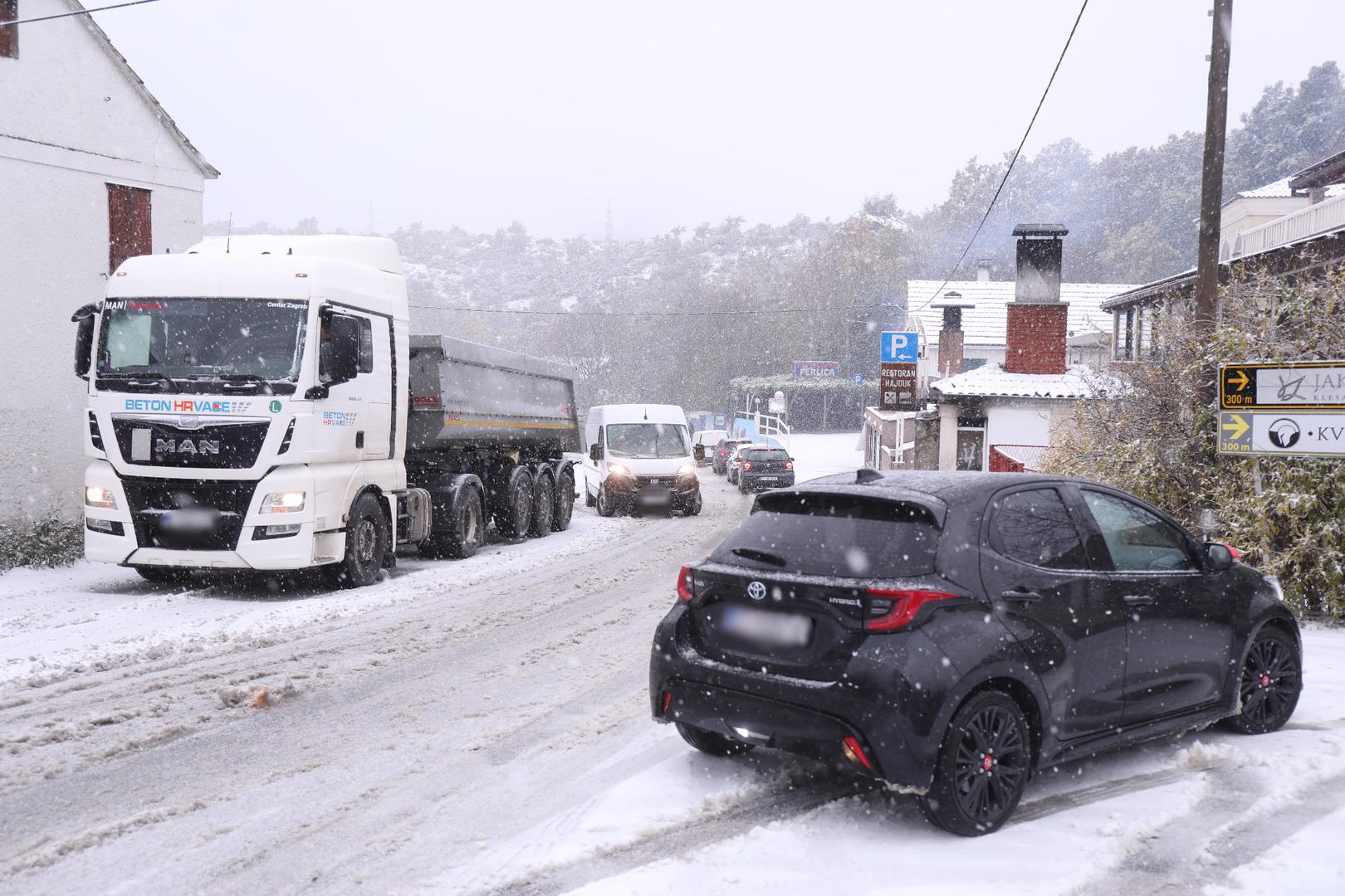 Više kamiona i autobusa je i zapelo u snijegu