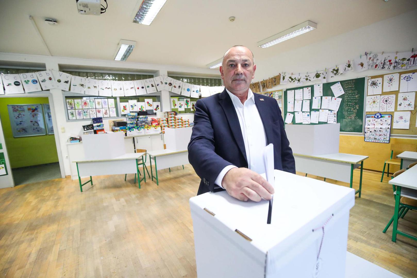 09.06.2024., Zagreb - Zamjenik predsjednika HDZ-a i ministar branitelja Tomo Medved glasovao je na izborima za europski parlament. Photo: Slavko Midzor/PIXSELL