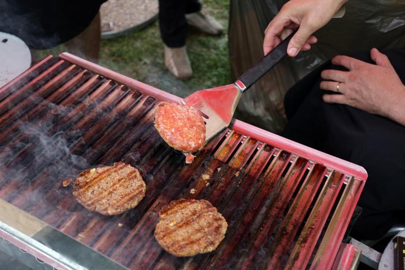 Odlična ekipa i hrana pripremljena na roštilju recept je za pravi užitak. No, ono što slijedi nakon dobre zabave i uživanja u okusima pomno pripremljenog mesa jest čišćenje roštilja. Svatko ima neki svoj način kako ga čisti, ali možda vam pomogne ovaj trik objavljen na SFGateu. 