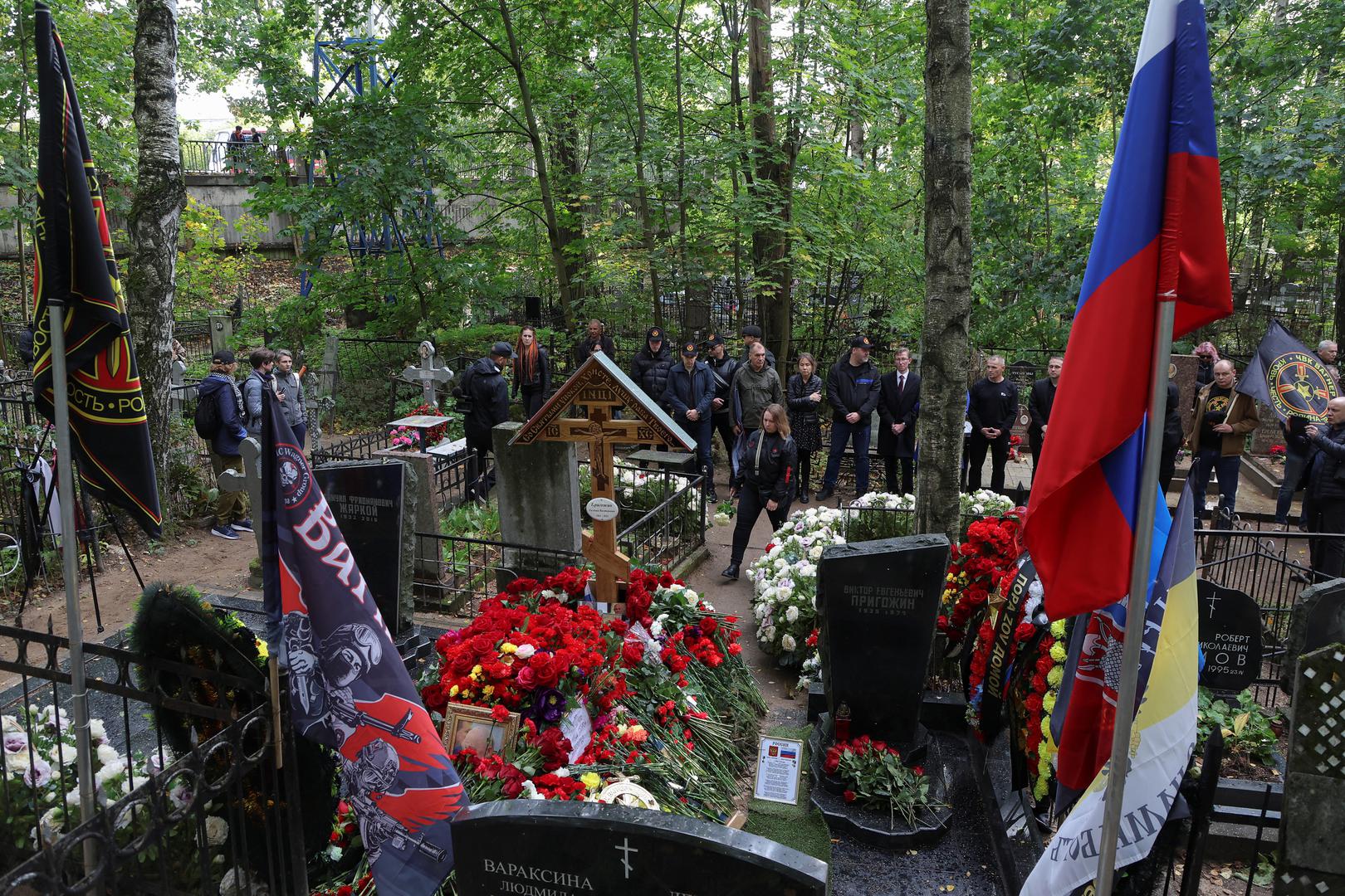 People gather near the grave of Yevgeny Prigozhin, head of the Wagner mercenary group, as people mark 40 days since Prigozhin and group commander Dmitry Utkin's death to respect an Orthodox tradition, at the Porokhovskoye cemetery in Saint Petersburg, Russia, October 1, 2023. REUTERS/Anton Vaganov Photo: ANTON VAGANOV/REUTERS