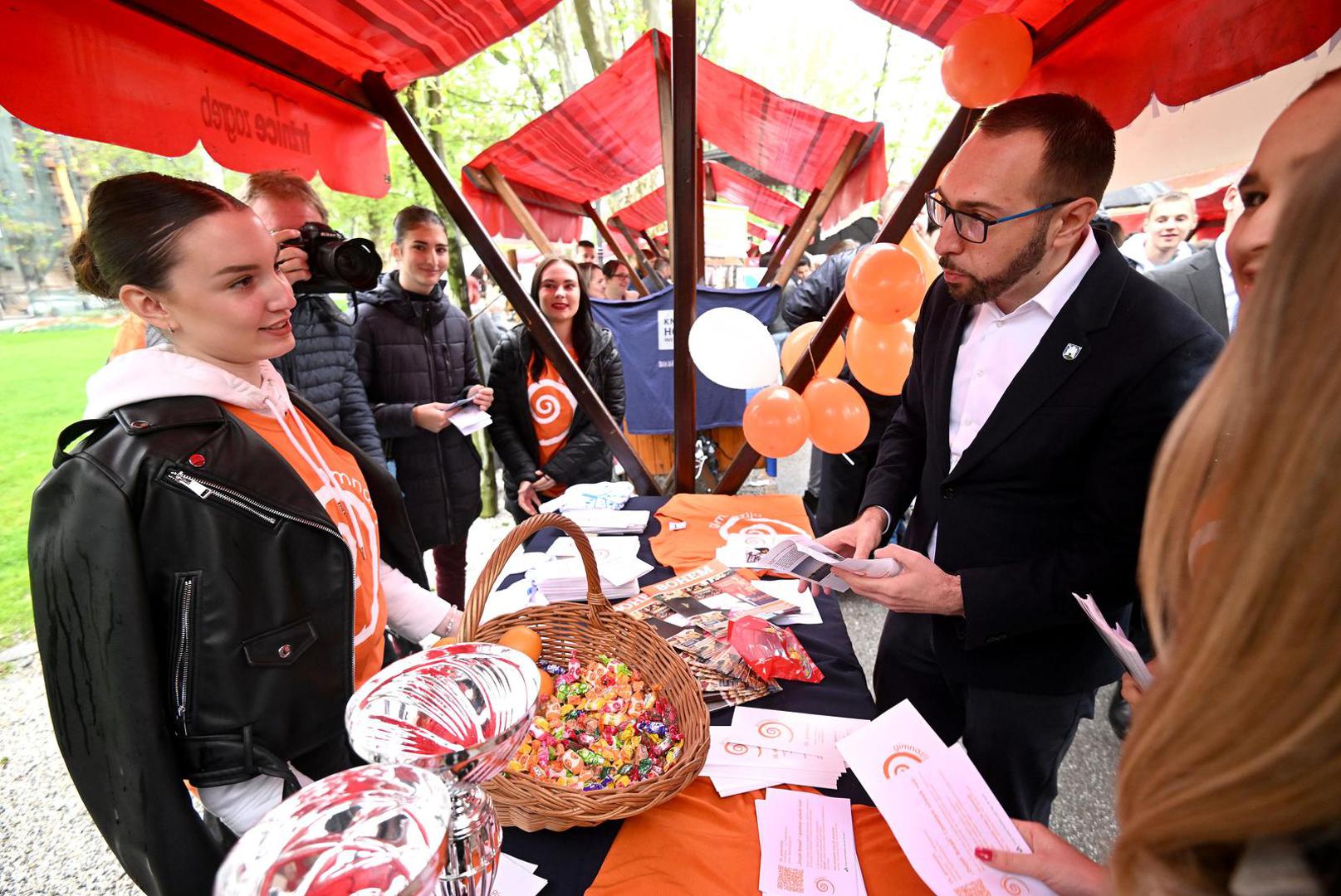 12.05.2023., Zagreb - Gradski ured za obrazovanje, sport i mlade ove godine po 17. put organizira manifestaciju Dojdi osmas, Zagreb te zove, tijekom koje srednje skole Grada Zagreba predstavljaju svoje obrazovne programe ucenicima osmih razreda osnovnih skola kako bi im odluku o izboru primjerene skole i nastavku obrazovanja ucinile sto laksom. Gradonacelnik Tomislav Tomasevic Photo: Marko Lukunic/PIXSELL