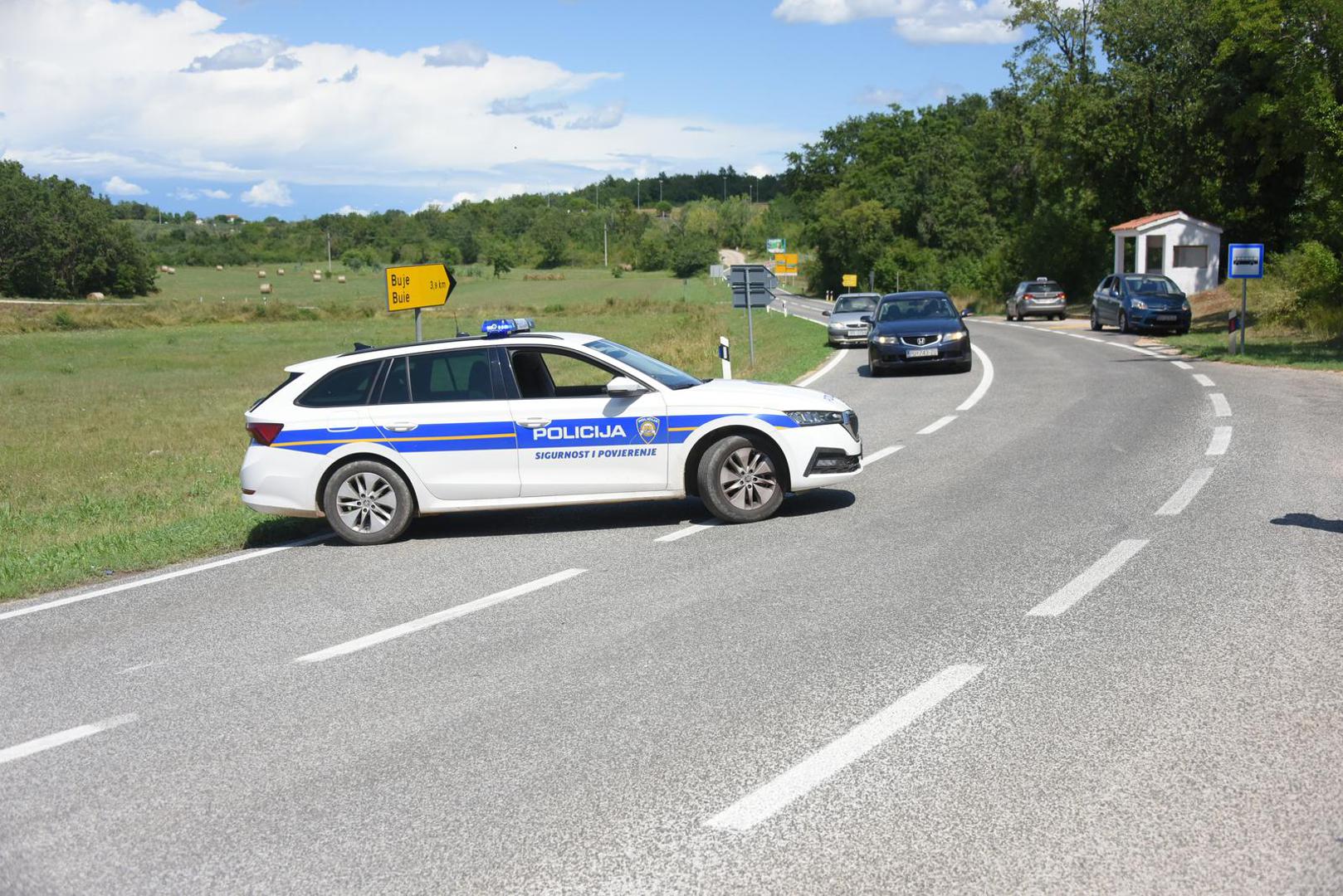 26.07.2023., Buje: Nakon otmice zene, otmicar pobjegao, a policija blokirala sve prilazne smjerove Matelicima. Photo: Sasa Miljevic/PIXSELL