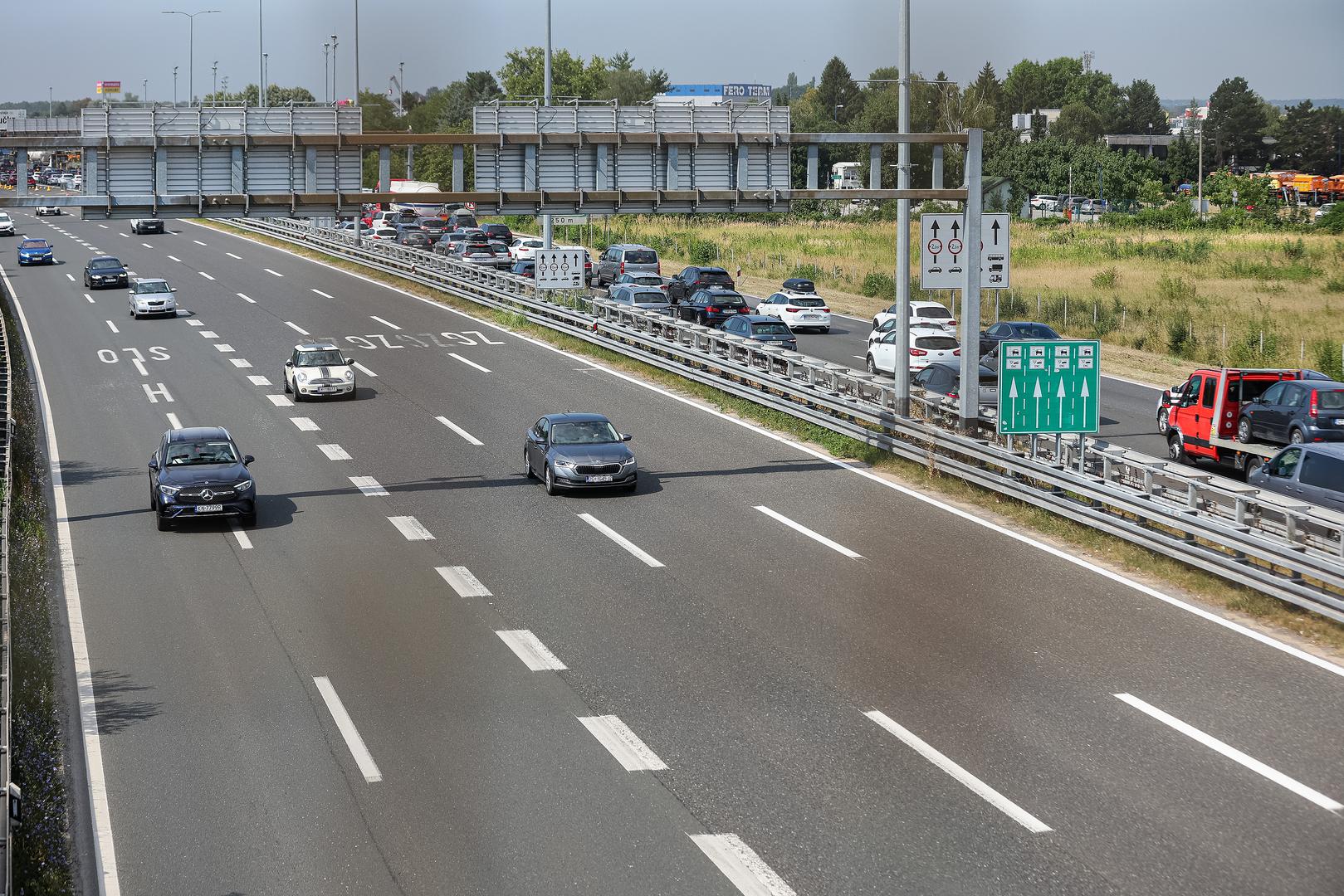 Brzina je, također, jedan od najčešćih prekršaja u prometu, ali i jedan od najčešćih uzroka prometnih nesreća. Kazna od 60 eura predviđena je za prekoračenje od 10 do 20 km/h, a 130 eura za 20 do 30 km/h. Od 290 do 920 eura kazna je za prekoračenje od 30 do 50 m/h, a 1320 do 2650 eura ili kazna zatvora do 60 dana za one koji voze više od 50 km/h od dopuštene ili prometnim znakom ograničene brzine. Na autocesti i brzoj cesti kazne za brzinu su nešto blaže: od 10 do 30 km/h 60 eura, od 30 do 50 km/h 260 eura, a preko 50 km/h od 660 do 1990 eura. Stoga, nikako se ne isplati juriti i riskirati sigurnost te plaćanje kazne.