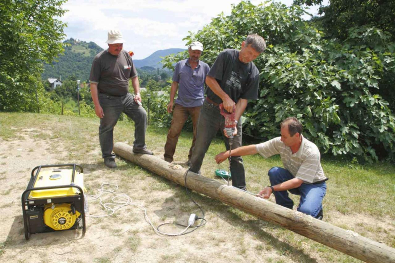 '26.07.2010., Brezova Gora, Varazdin - Mjestani su slozno prionuli izradi klopoteca u goricama na 500 metara nadmorske visine. Photo: Ljiljana Risek/VLM'