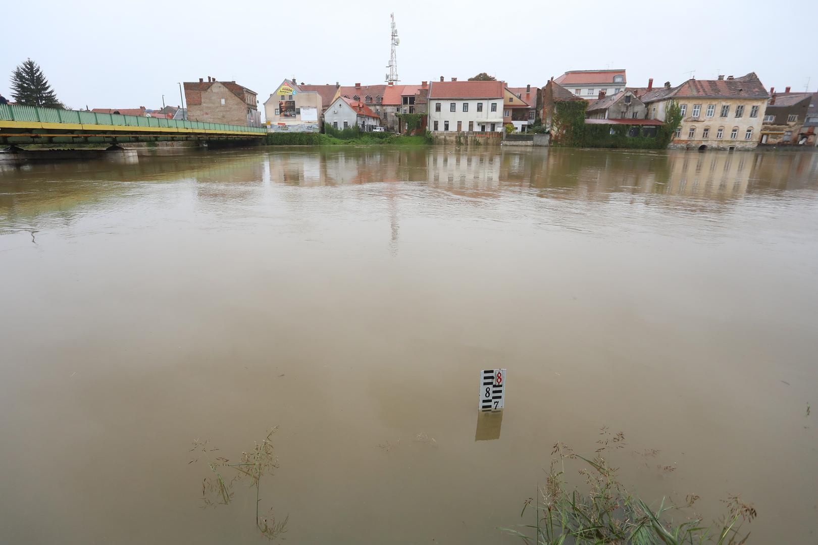 04.10.2024., Karlovac - Zbog visokog vodostaja rijeke Kupe koji je u 9 sati bio na 768 cm proglasene su izvanredne mjere od poplava.  Photo: Kristina Stedul Fabac/PIXSELL