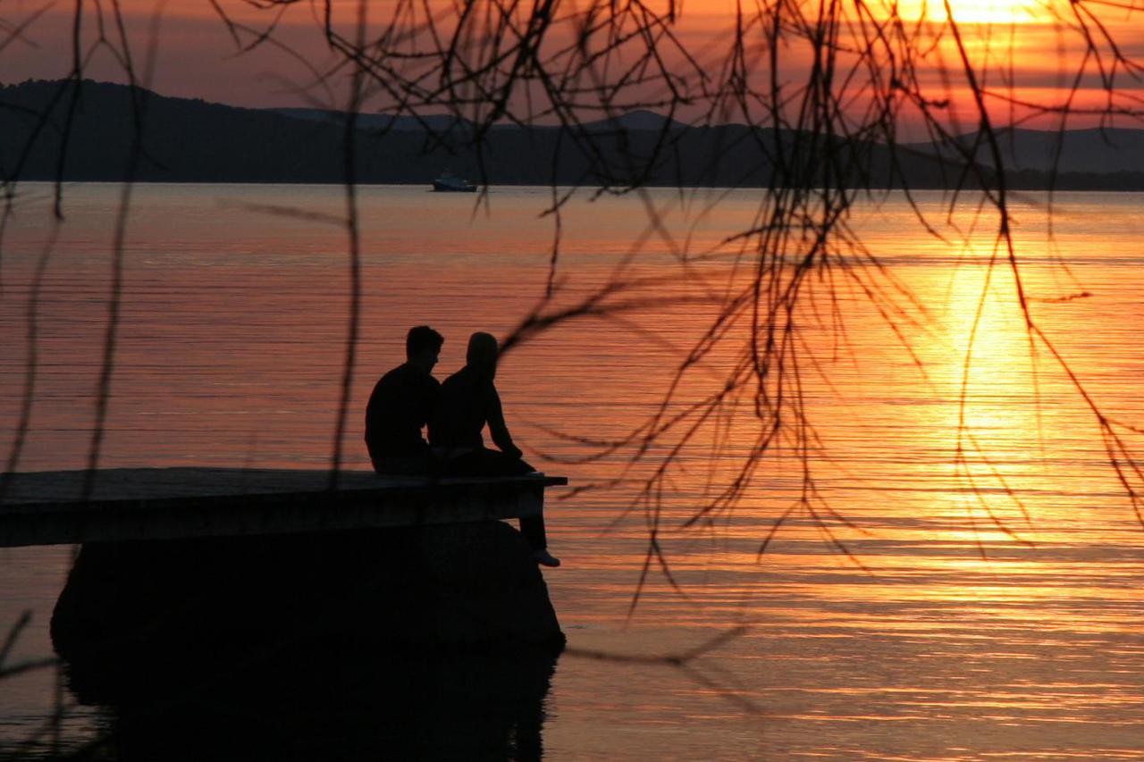 Zadar: Zaljubljeni par na plaži