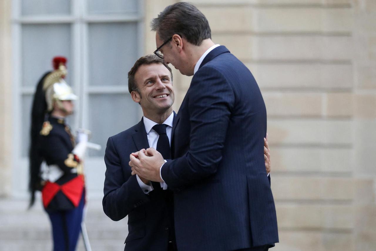 Le président de la République française Emmanuel Macron reçoit Aleksandar Vucic, président de la République de Serbie, pour un entretien au palais de l'Elysée à Paris