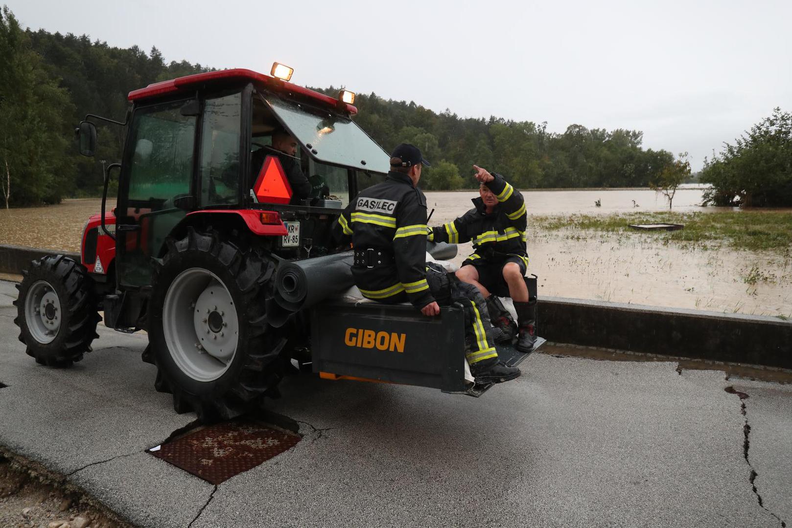 04.08.2023., Menges, Slovenija - Stanovnici i vatrogasci bore se s posljedicama velike poplave Photo: Matija Habljak/PIXSELL