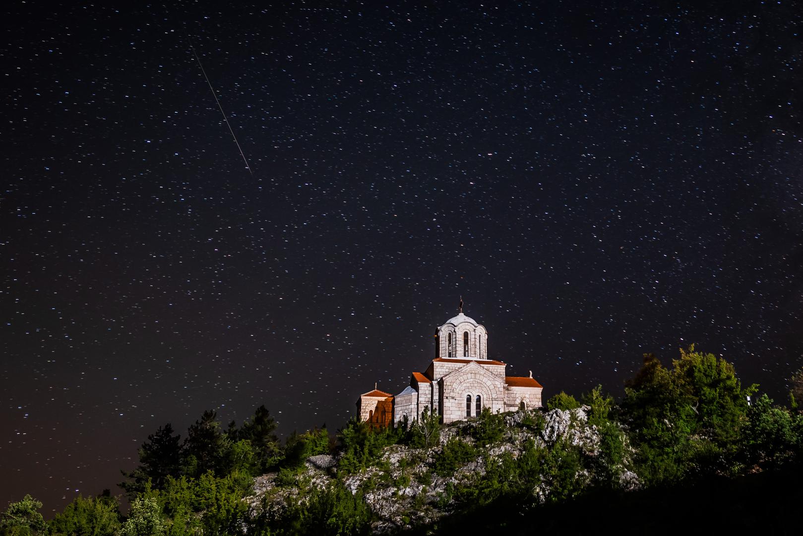 Kada krhotina dođe do Zemljine atmosfere, zapali se, što prouzrokuje jarki bljesak poznatiji kao zvijezda padalica, koja se može vidjeti golim okom.