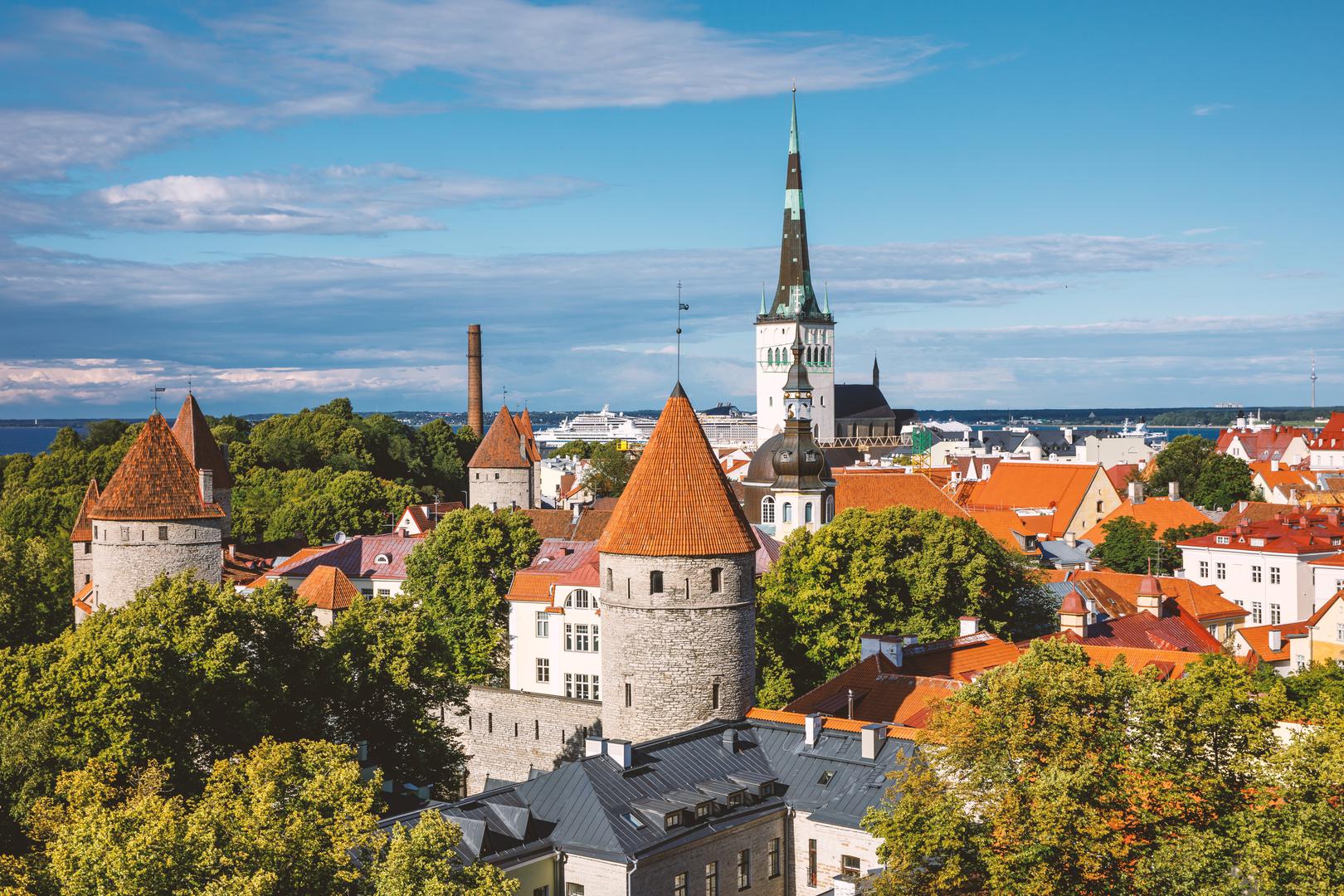 9. Estonija: Estonija je možda malo izvan radara mnogih turista, ali prekrasna baltička zemlja ima mnogo toga za ponuditi. Bilo da se radi o lijepoj prijestolnici, Tallinnu, ili o netaknutoj prirodnoj ljepoti, postoji mnogo razloga da ove godine posjetite Estoniju.