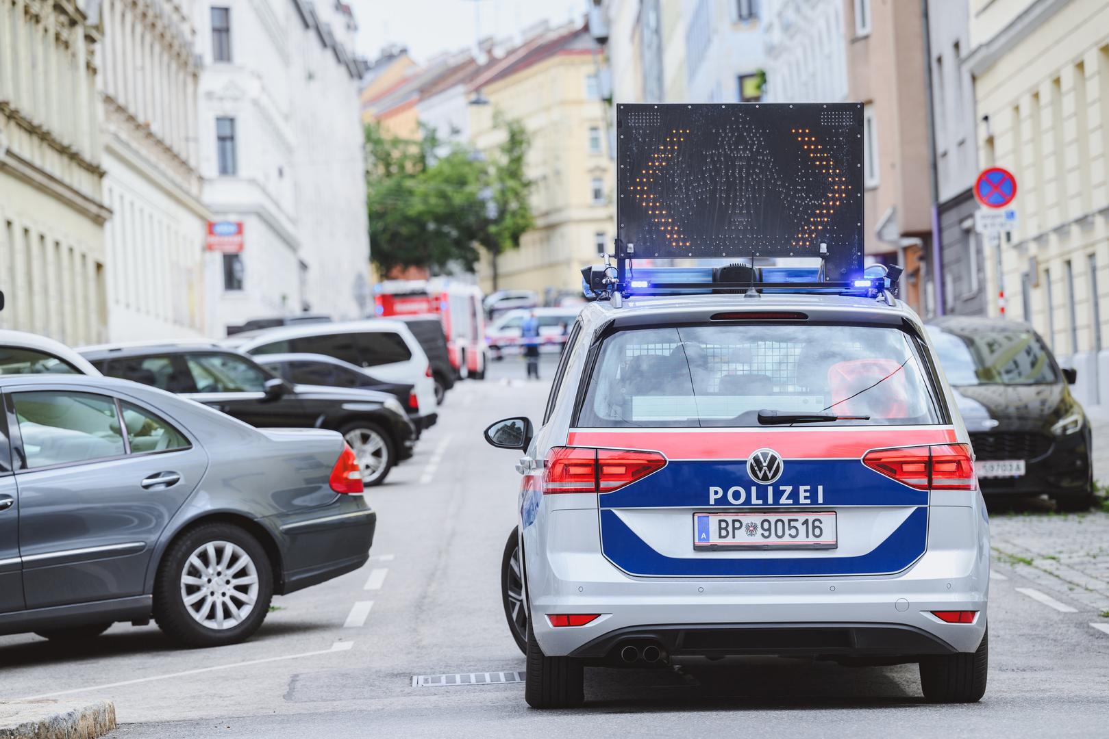 07.08.2023, Wien AUT, Explosion in Wohnung in 1140 Wien, im Bild Polizei Straßensperre // police roadblock during the Explosion in apartment in 1140 Vienna. Austria on 2023/08/07. EXPA Pictures © 2023, PhotoCredit: EXPA/ Max Slovencik Photo: EXPA/ Max Slovencik/EXPA