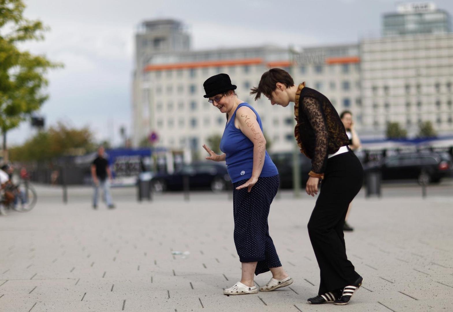 2. PLES MOONWALK DUG 5,7 KM - Guinnessov rekorder Krunoslav Budiselić pet se puta upisao u ovu bibliju ekstremnih rezultata. Poznat je kao osoba kojoj je uspjelo tijekom jednog sata ‘moonwalk’ koracima otplesati dionicu od čak 5,7 kilometara. Ali Kruno je navukao i najviše čarapa te majica odjednom, napravio rekordni toranj od palačinki...