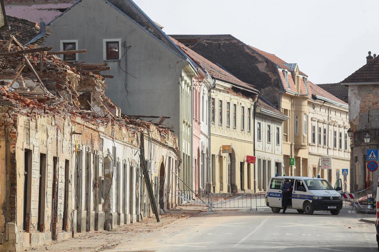 Nakon novog potresa centar Petrinje zatvoren za pješake