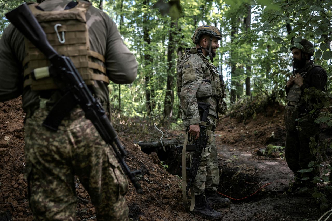 Artillerymen of the National Guard of Ukraine wait to fire towards Russian troops near the village of Lyptsi