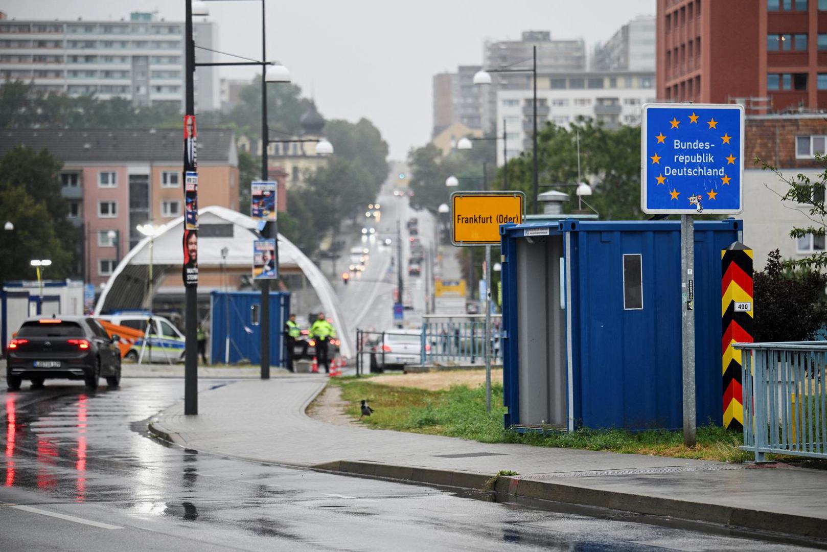 Dok 29 potpisnica Schengenskog sporazuma, među kojima je većina članica Europske unije te Norveška, Švicarska, Island i Lihtenštajn, općenito dopuštaju slobodno kretanje preko granica, na neke prijelaze uvedene su kontrole zbog migrantske situacije i opasnosti od islamističkog terorizma.