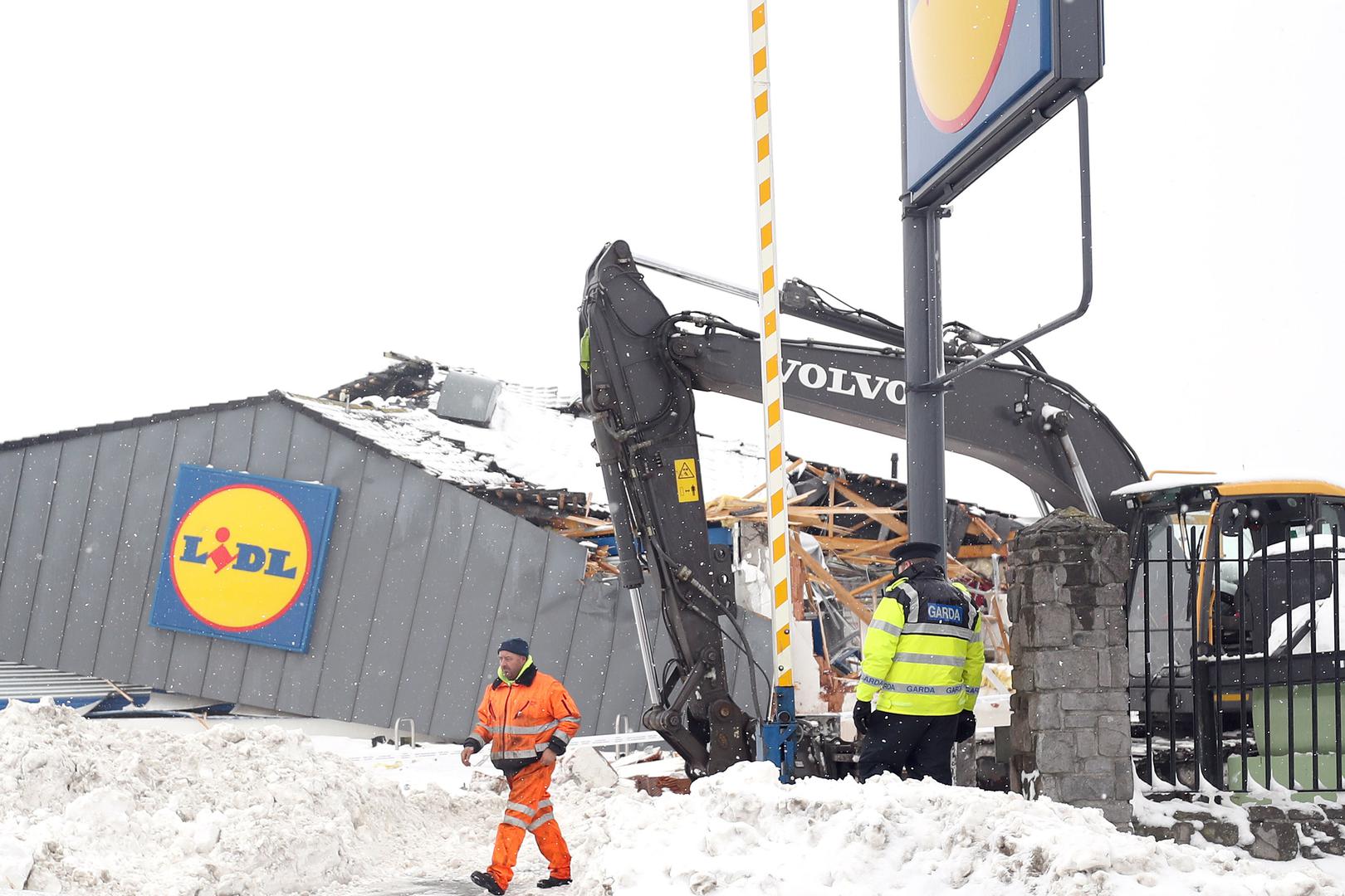 Skupina lopova bagerom je razrušila trgovinu Lidl u Dublinu tijekom jučerašnje oluje.