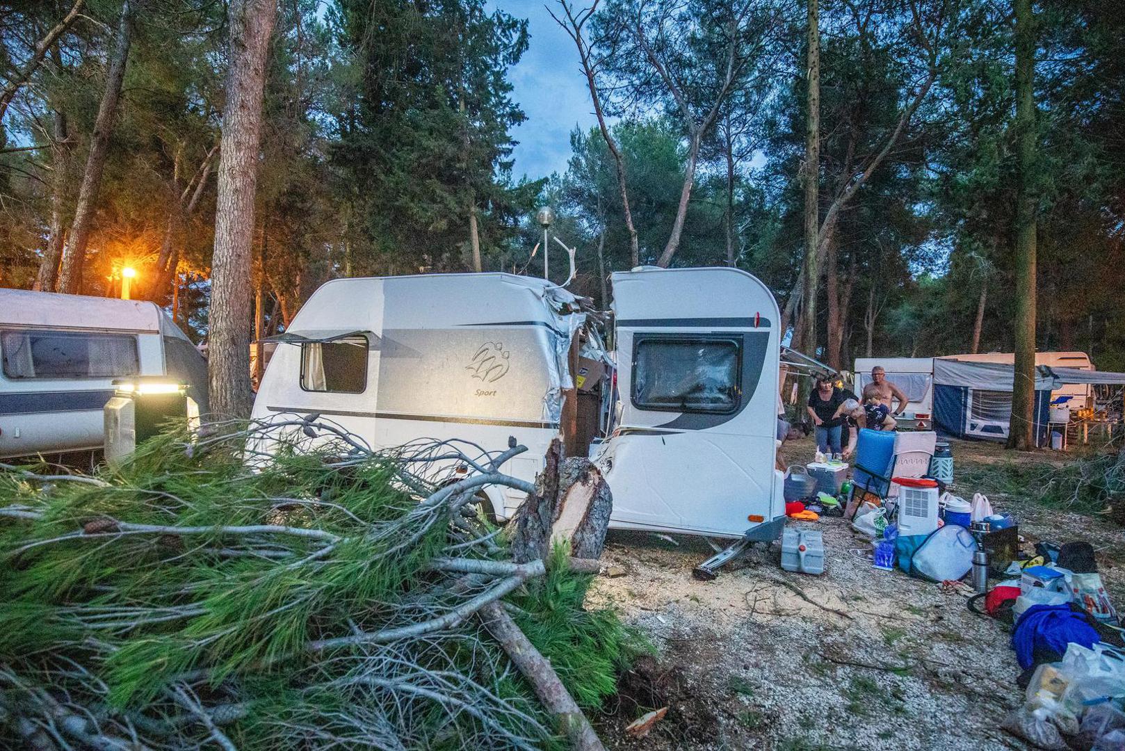 21.07.2023., Novigrad - Jako olujno nevrijeme pogodilo je  Istruu, a najvise je stradao  zapadni dio poluotoka, posebno  Novigrad, gdje je u autokampu  irena vjetar iscupao na desetine stabala, srecom nitko nije stradao.  Photo: Srecko Niketic/PIXSELL