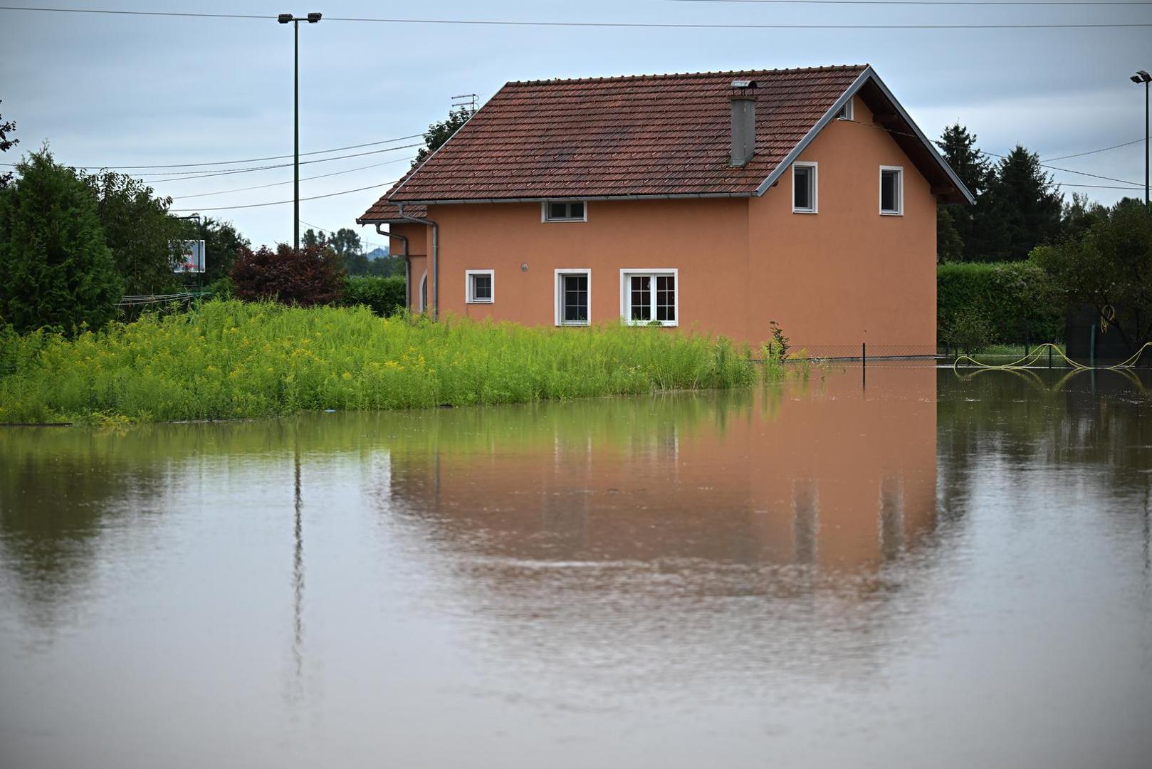 05.08.2023., Drenje Brdovecko - Zbog izlijevanja rijeke Save, voda prijeti kucama u Drenju Brdoveckom. Photo: Davor Puklavec/PIXSELL