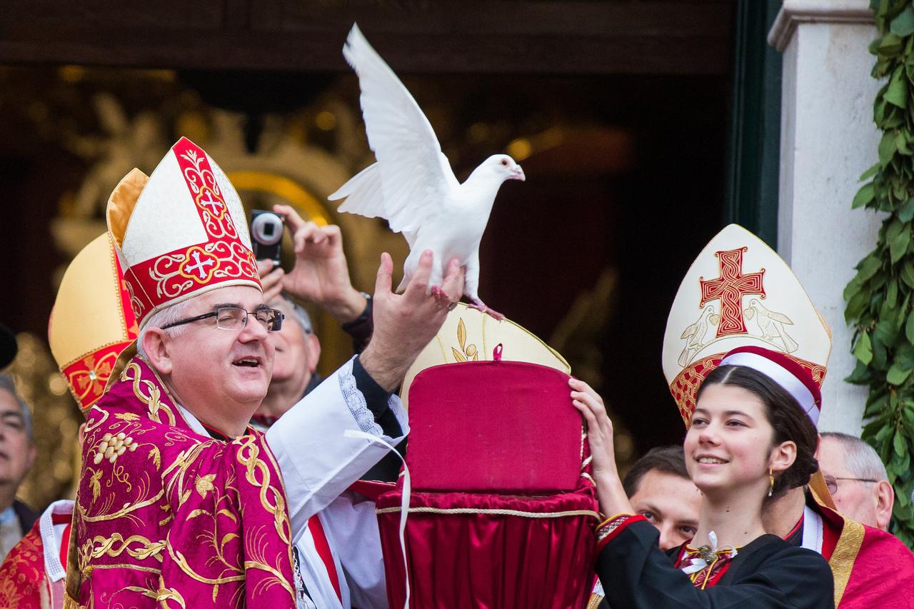 02.02.2014., Dubrovnik - Tradicionalnim pustanjem golubica koje su ove godine poletjele prema zapadu, podizanjem sveceva barjaka i zvucima himne dubrovackog parca poslijepodne je otvorena 1042. Festa svetog Vlaha, zastitnika Grada Dubrovnika i Dubrovacke 