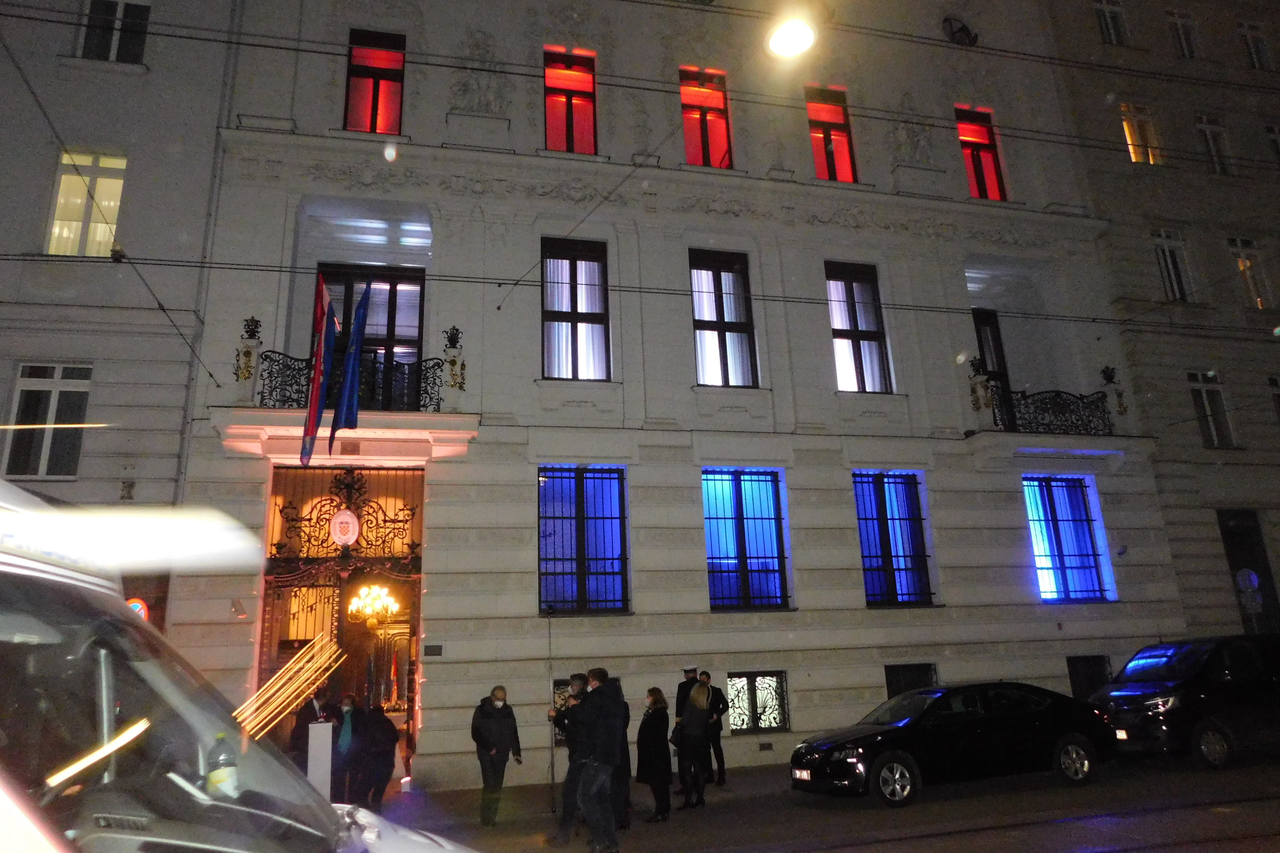 Veleposlanstvo RH osvjetljeno bojama hrvatske zastave
