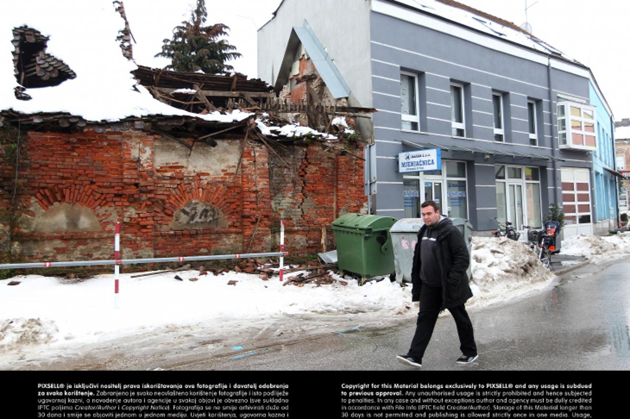 '22.01.2013., Koprivnica - Urusilo se kroviste stare svilane u Svilarskoj ulici. Naime, kroviste je pod teretom obilnog snijega koji je padao proteklih dana popustilo te se urusilo.  Photo: Marijan Su