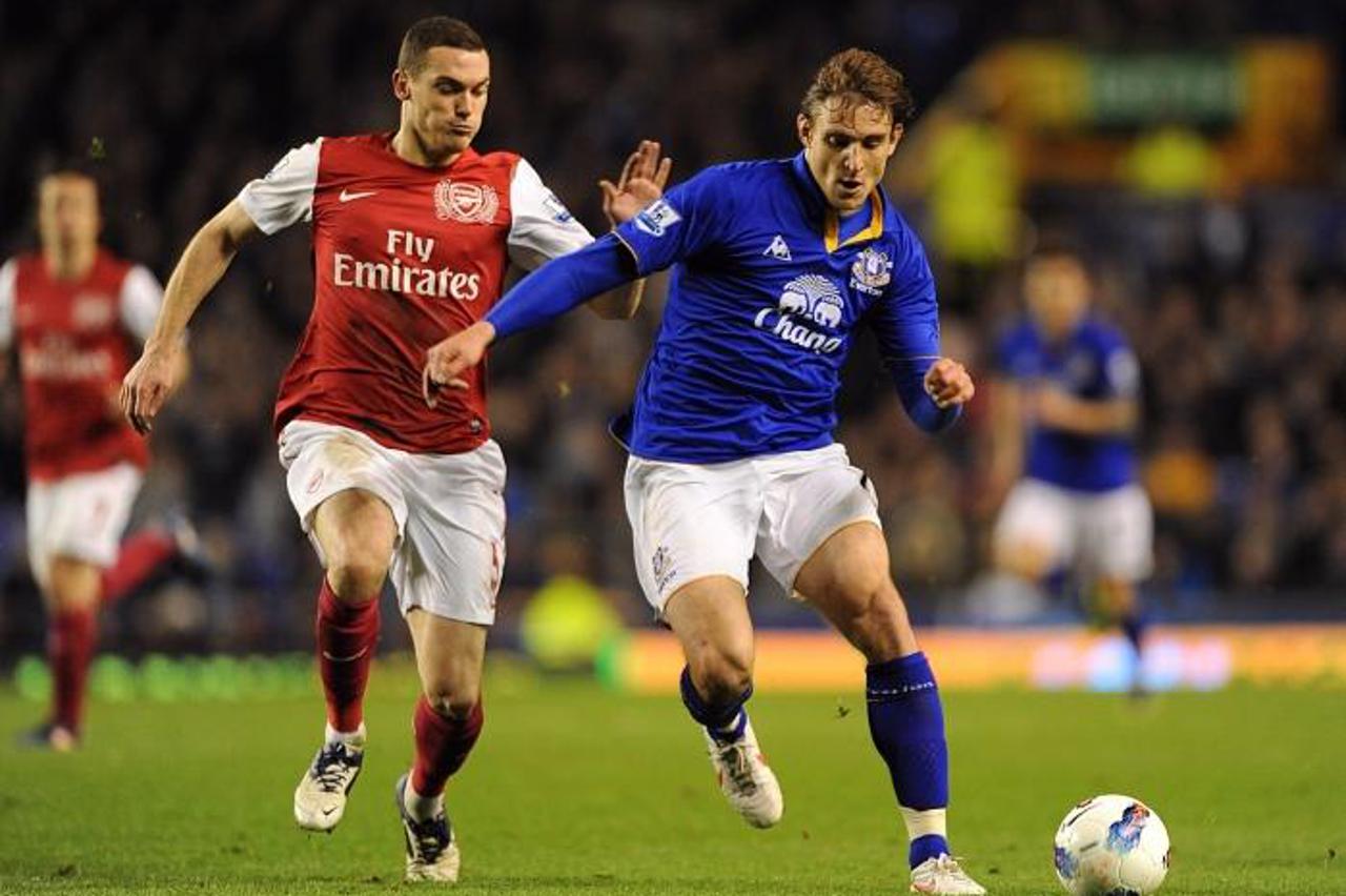 'Arsenal\'s Thomas Vermaelen (left) and Everton\'s Nikica Jelavic battle for the ball Photo: Press Association/Pixsell'