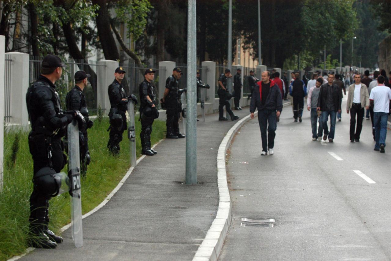 'SPO...MOSTAR...POLICIJA NETOM PRIJE UTAKMICE IZMEDJU VELEZA I ZRINJSKOG...SNIMIO BRACO SELIMOVIC'