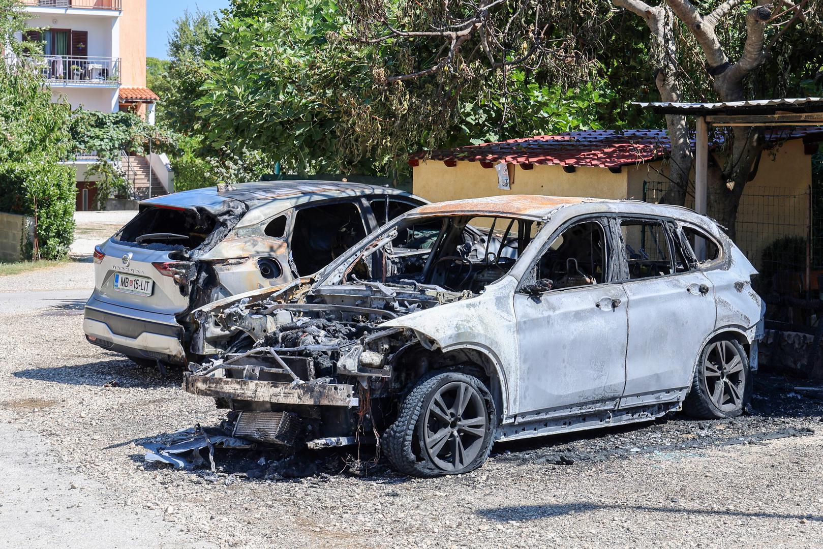 Plamen se s motocikla proširio na susjedni automobil, slovenske registracijske oznake, u vlasništvu 74-godišnjeg slovenskog državljanina, a uslijed djelovanja topline oštećene su i kanta za komunalni otpad i obližnja nadstrešnica, dodaju iz policije.