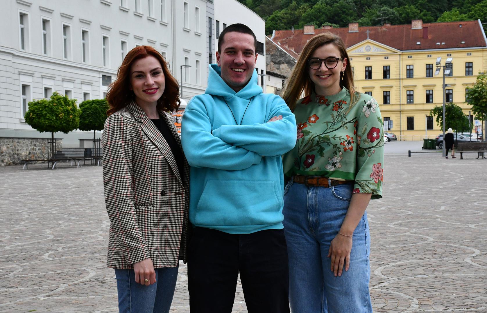 KREATIVCI S AMBICIJOM Troje mladih poduzetnika Dora Jurić, Karlo
Hruškar i Gabrijela Pranjić zaljubljenici su u tehnologiju, fotografiju,
videosnimanje i montažu, a čvrsto vjeruju da prilika za dobar i kvalitetan
život ima i u njihovoj županiji
