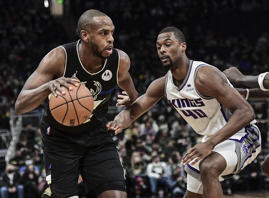 NBA: Sacramento Kings at Milwaukee Bucks