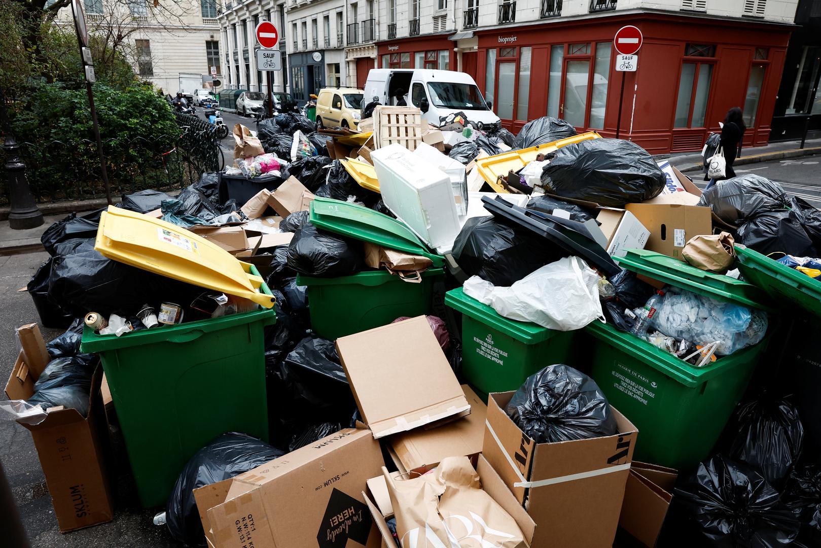 A view of a street where garbage cans are overflowing, as garbage has not been collected, in Paris, France March 13, 2023. REUTERS/Benoit Tessier Photo: BENOIT TESSIER/REUTERS