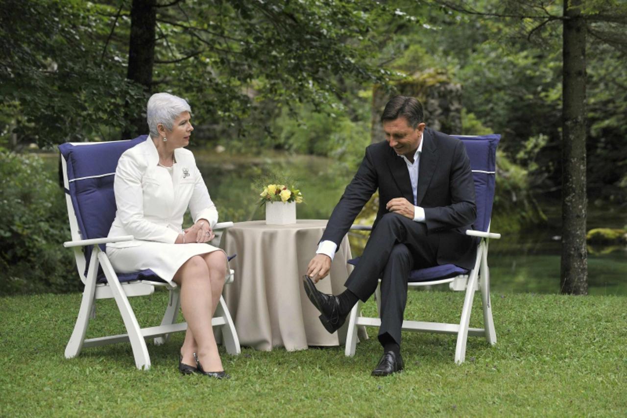 'Slovenia\'s Prime Minister Borut Pahor (R) meets with his Croatian counterpart Jadranka Kosor at the beginning of her visit in Bohinj July 31, 2010.   REUTERS/Bor Slana (SLOVENIA - Tags: POLITICS)'