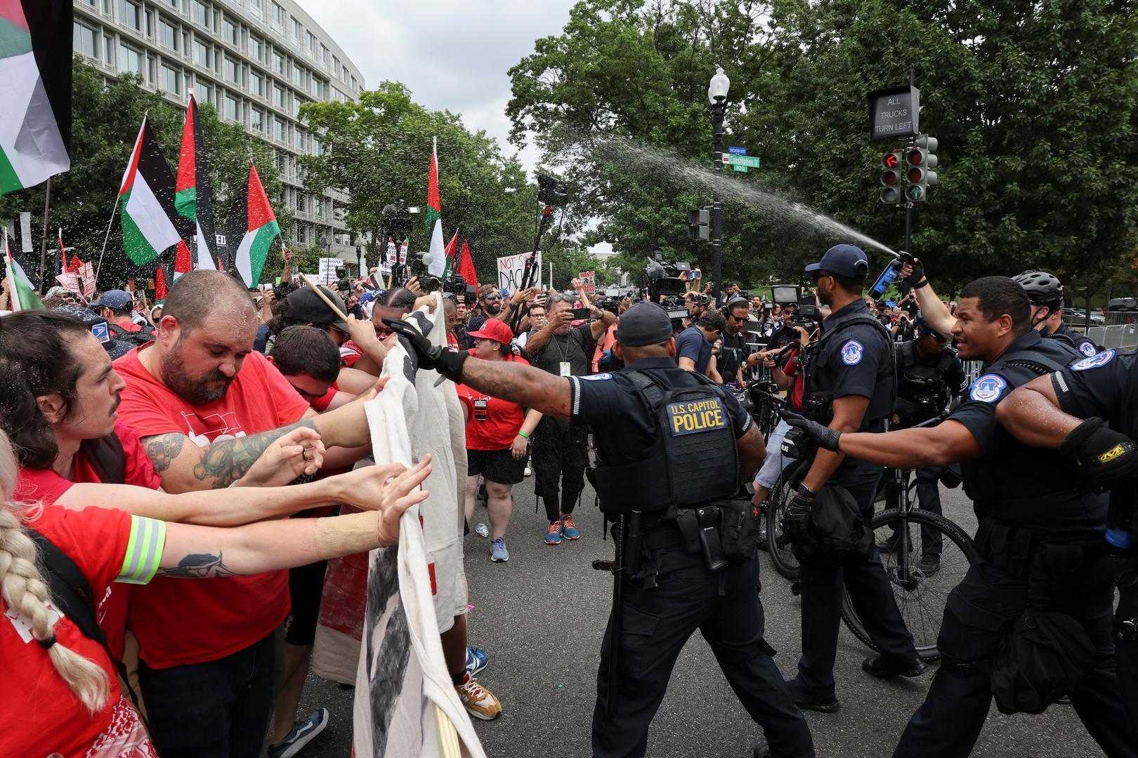 U.S. Capitol Police officers use pepper spray on pro-Palestinian demonstrators, on the day Israeli Prime Minister Benjamin Netanyahu addresses a joint meeting of Congress, on Capitol Hill, in Washington, U.S., July 24, 2024. REUTERS/Umit Bektas Photo: UMIT BEKTAS/REUTERS