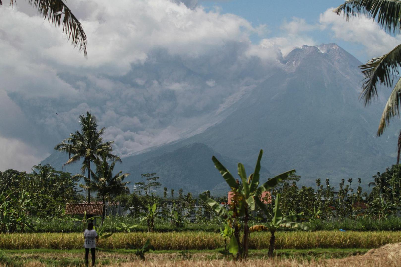 Mount Merapi?volcano?erupts, as seen from Pakem, in Sleman, Yogyakarta, Indonesia, March 11, 2023. Antara Foto/Hendra Nurdiyansyah/via REUTERS ATTENTION EDITORS - THIS IMAGE HAS BEEN SUPPLIED BY A THIRD PARTY. MANDATORY CREDIT. INDONESIA OUT. NO COMMERCIAL OR EDITORIAL SALES IN INDONESIA. Photo: ANTARA FOTO/REUTERS