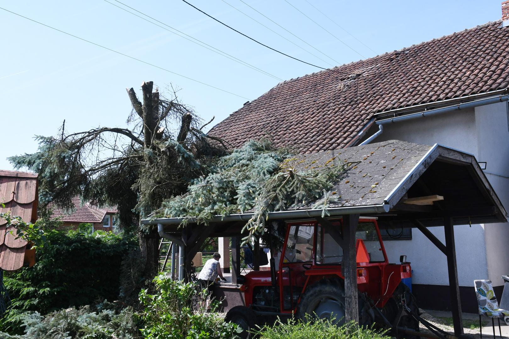 26.05.2022., Sela, Greda - Posljedice jucerasnjeg nevremena vidljive su na svakom koraku. Photo: Nikola Cutuk/PIXSELL Photo: Nikola Cutuk/PIXSELL