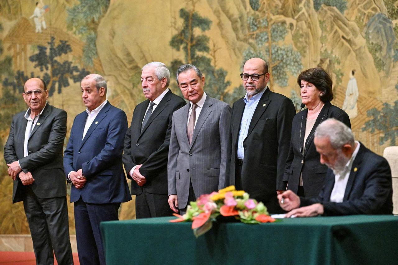 Signing of the "Beijing declaration" at the Diaoyutai State Guesthouse in Beijing