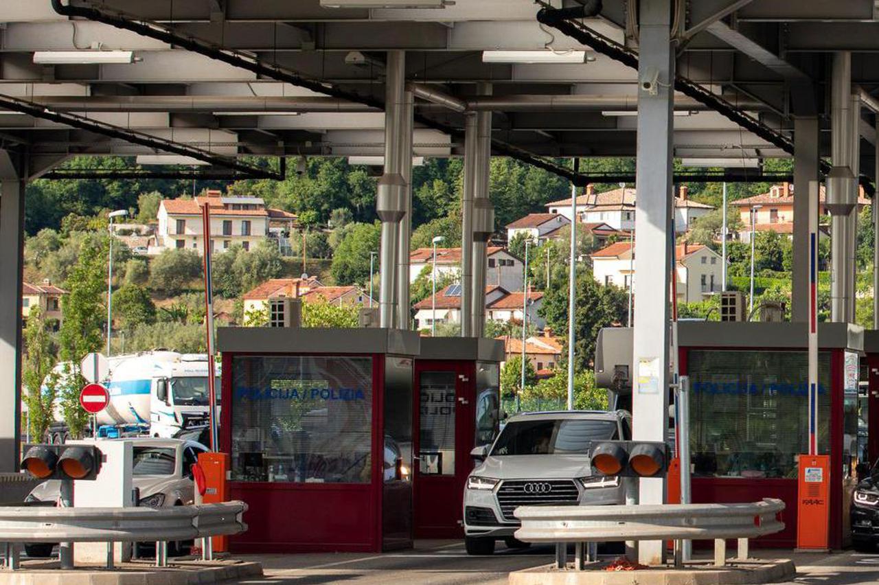 Strani džavljani ulaze u RH na graničnom prijelazu Kaštel