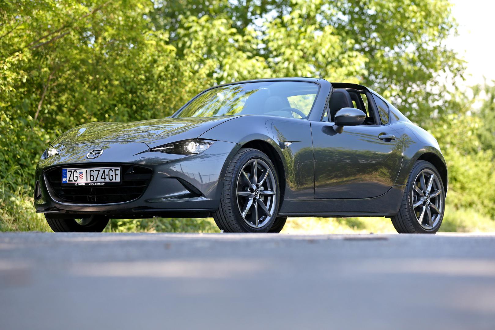 Na četvrtom mjestu ljestvice nalazi se Mazda MX-5. Ovaj lagani sportski automobil s pogonom na stražnje kotače i ručnim mjenjačem pruža nevjerojatan užitak u vožnji, a istovremeno je i jedan od najpouzdanijih automobila na cesti. Kako uspijeva uskladiti tako vrhunski doživljaj vožnje s tolikom pouzdanošću? To ostaje jedno od malih čuda automobilske industrije.