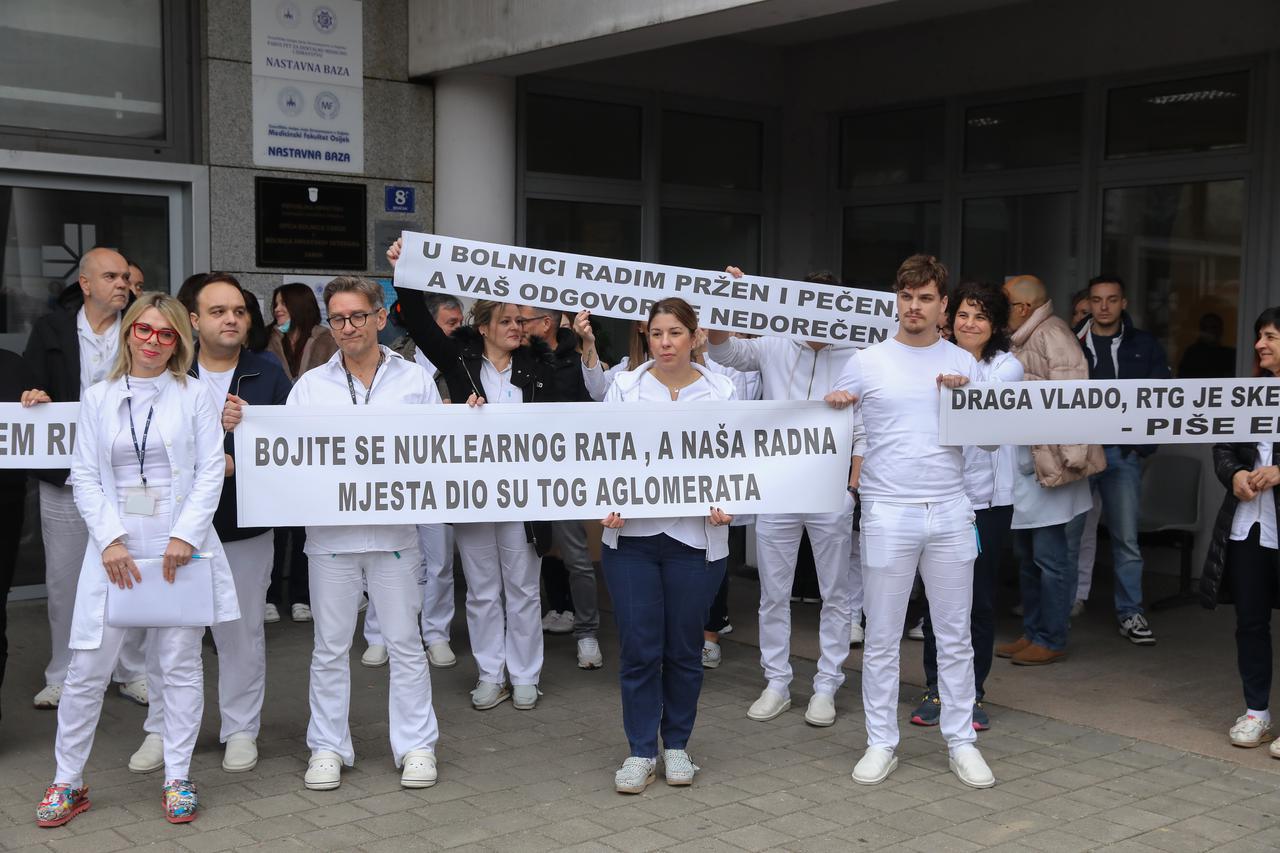 Članovi sindikata "Zajedno" prosvjedovali ispred Opće bolnice Zabok