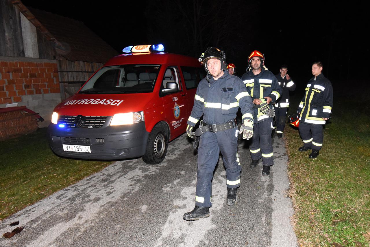 Lovrečan otok: Vatrogasci se bore s Dravom koja se izlila iz korita i prijeti kućama