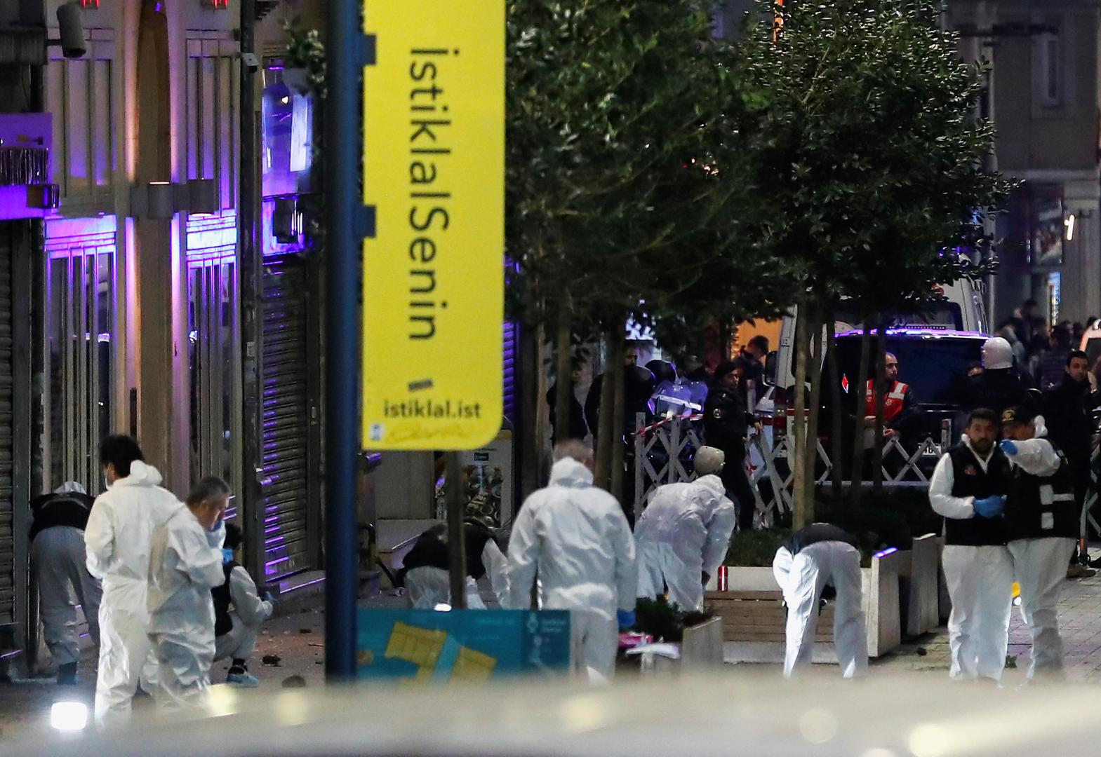 Police members work near the bodies of unidentified people after an explosion on busy pedestrian Istiklal street in Istanbul, Turkey, November 13, 2022. REUTERS/Kemal Aslan Photo: KEMAL ASLAN/REUTERS