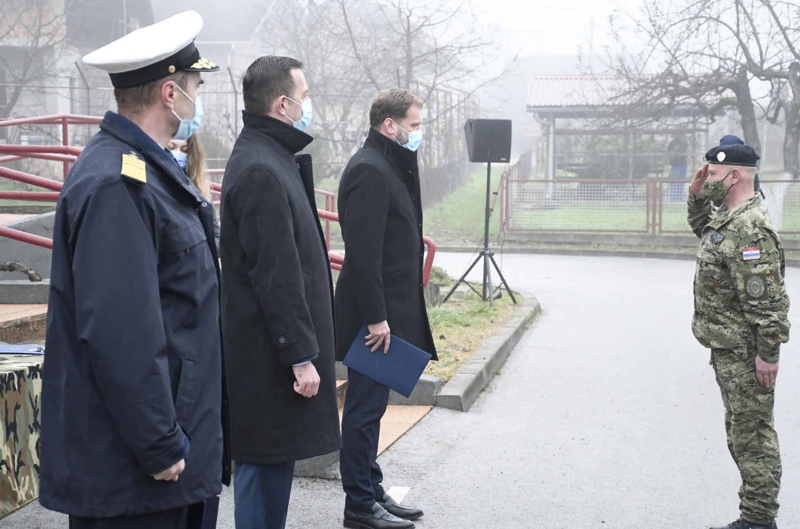 08.12.2020.,Petrinja - Ministar obrane Mario Banozic urucio je cetvorici pripadnika Hrvatske vojske ugovore o najmu stanova u Petrinji. Nazocili su  i nacelnik Glavnog stozera Oruzanih snaga RH admiral Robert Hranj, drzavni tajnik Sredisnjeg drzavnog ureda za obnovu Nikola Mazar, dozupan Roman Rosavec i zamjenica gradonacelnika Petrinje Viktorija Kaleb.
Photo: Nikola Cutuk/PIXSELL