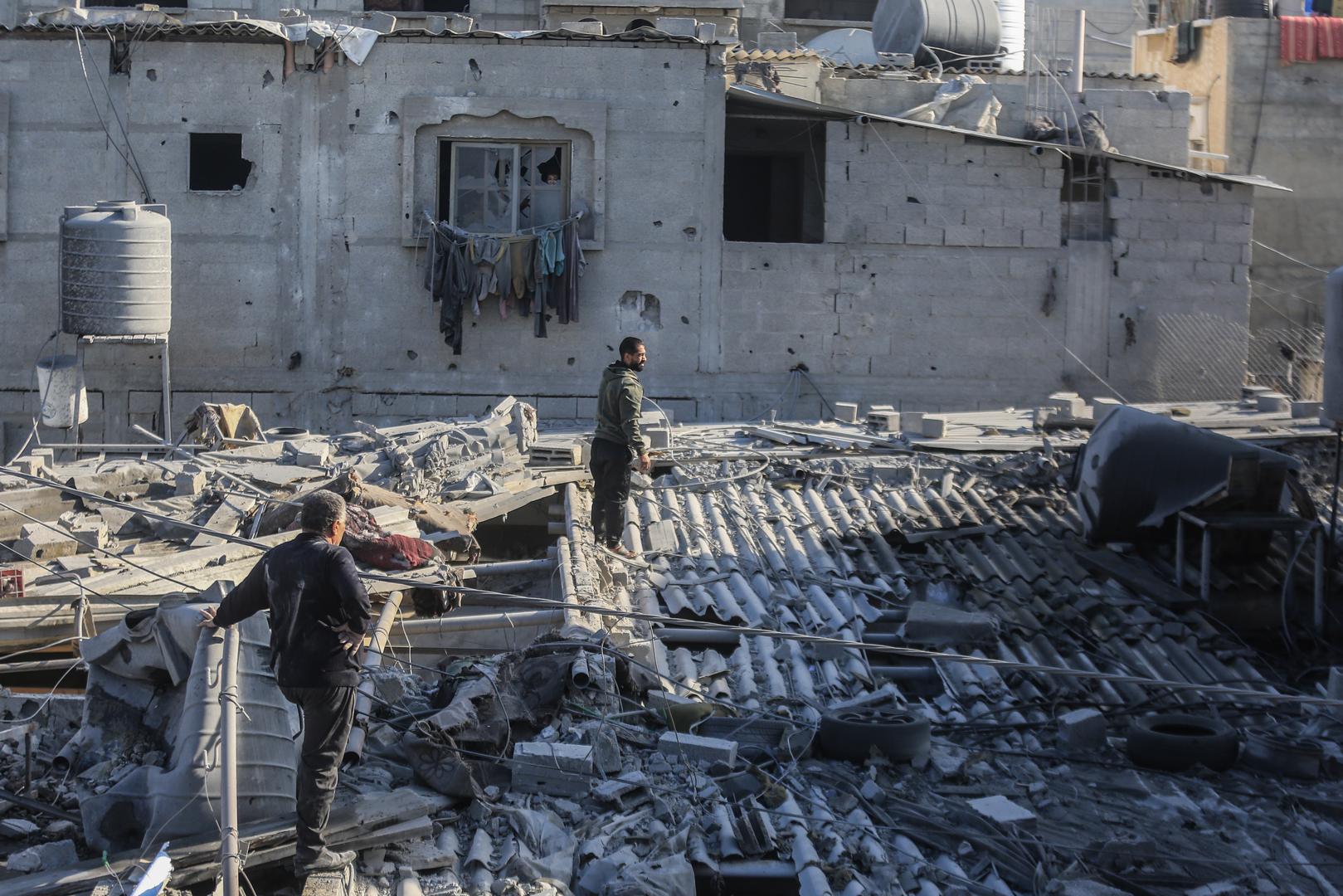 21 February 2024, Palestinian Territories, Rafah: Palestinians inspect the damages of the Abu Al-Nur family home, which was bombed by Israeli army aircraft at dawn today in the city of Rafah. Photo: Mohammed Talatene/dpa Photo: Mohammed Talatene/DPA