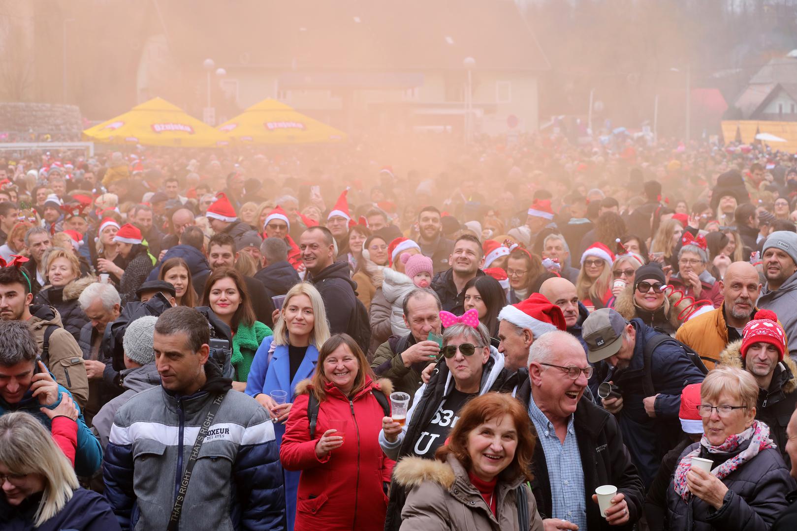 31.12.2022., Fuzine - Docek Nove godine u podne na igralistu pored brane  Photo: Goran Kovacic/PIXSELL