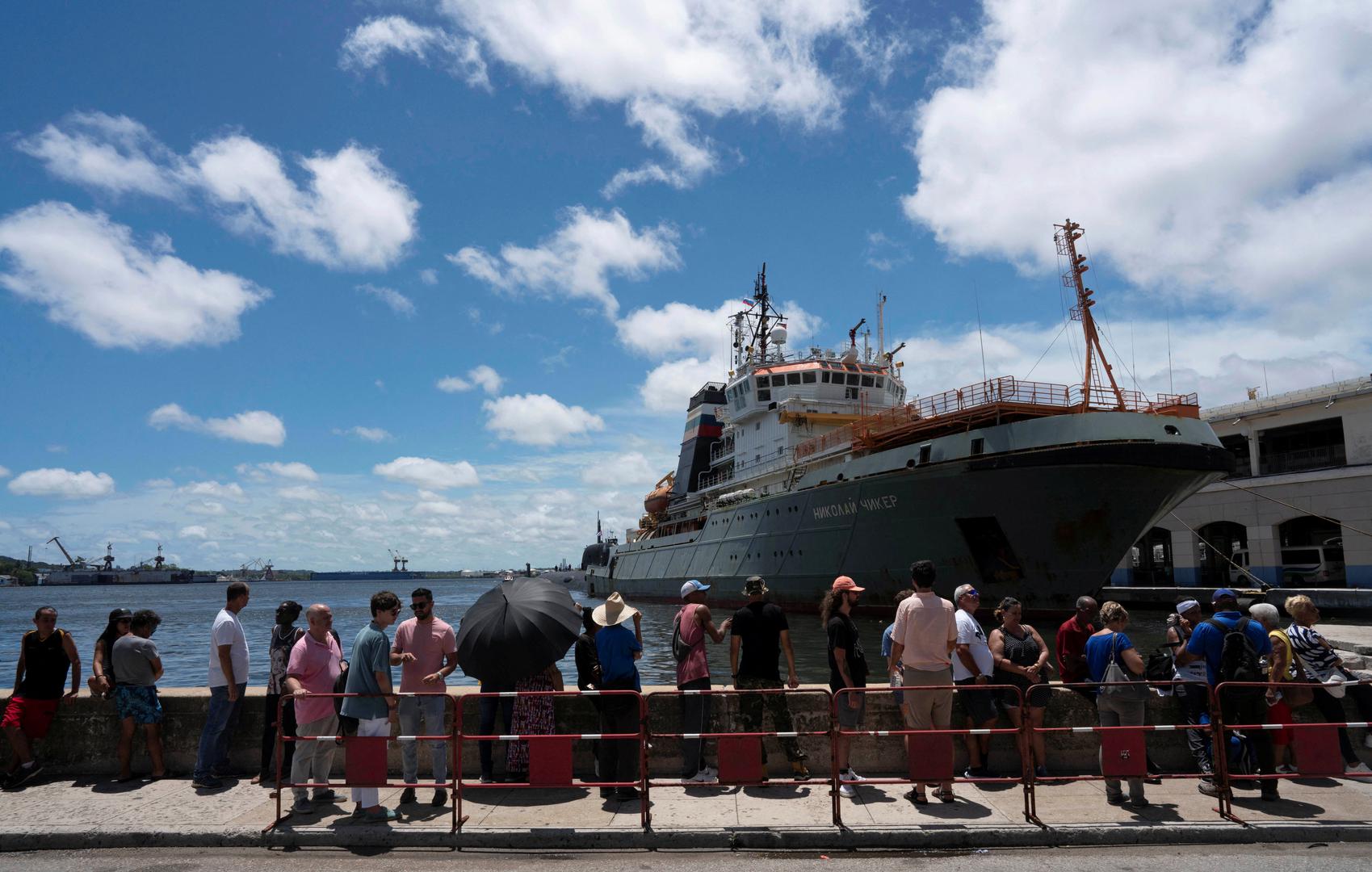 People line up to visit Russian frigate Admiral Gorshkov (not pictured) docked in Havana's bay, Cuba, June 13, 2024. REUTERS/Alexandre Meneghini Photo: ALEXANDRE MENEGHINI/REUTERS